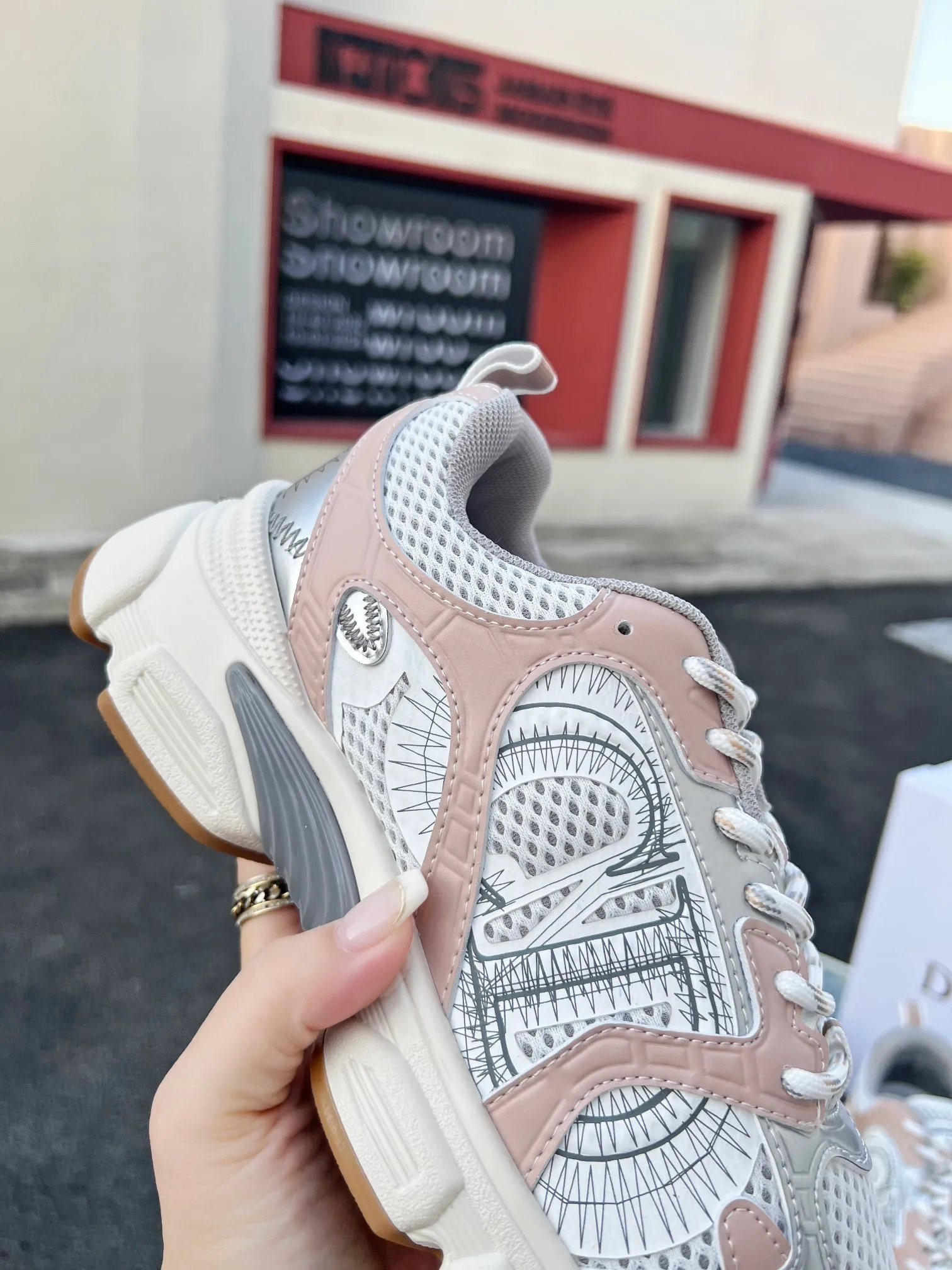 👟👟Ex-factory price 600👟👟 High version couple model🍸 Dior Dior | 2024 ˢˢDilraba, many stars have the same style. L’s 2024 spring and summer new products. The latest popular Chrono series, thick-soled mesh color-blocking running shoes, dad shoes, casual sports shoes series〰 Original purchase, development and production👍🏻This Dior Chrono sneaker is made of white and black mesh fabric with leather effect panels. The CD logo on both sides, the star patch on the tongue and the Dior logo on the heel, many details highlight the style. The two-tone laces, lightweight sole and star embellishment allow for a casual look all year round, complementing a variety of casual or elegant pieces. ♺Upper: Original imported first-layer cowhide + mesh ♺Inner lining: Original customized breathable lining ♺Outsole: Original molded EVA super light and super soft outsole ♺Heel height: 4.5cm ♺Size: Female 35-41 Male 39-45 (Female 40.41 Male 45 customized)